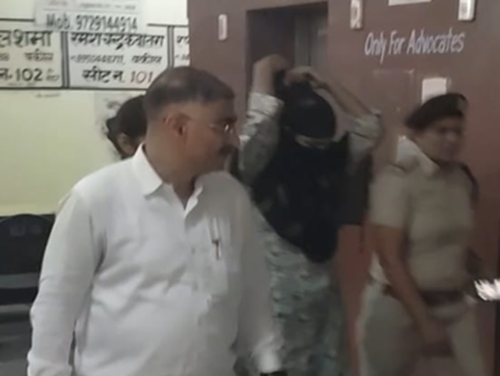 कोर्ट से बाहर निकलते हुए दिव्या।