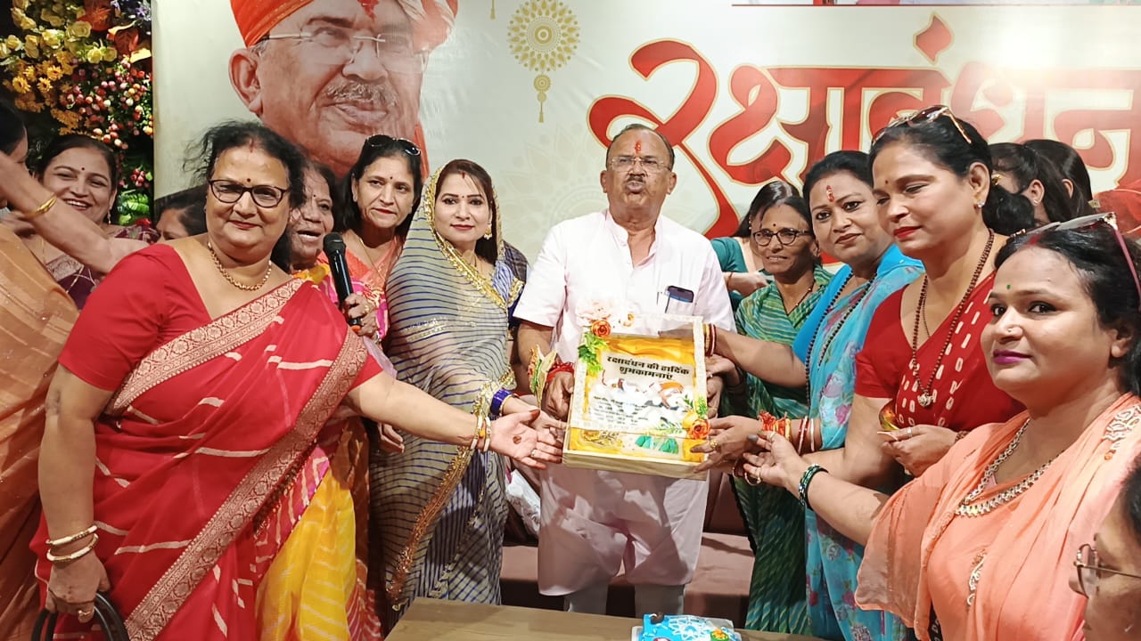 देवनानी ने अपनी राखी भाई का दायित्व निभाया और प्रत्येक महिला को उपहार स्वरूप साड़ी-मिठाई दी और रक्षा व सुरक्षा के लिए सदैव तत्पर रहने का वचन दिया।