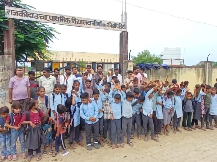 A poisonous snake appeared in front of children going to school Bundi ...