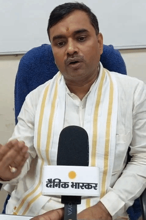 BHU के ज्योतिषाचार्य प्रोफेसर विनय पांडेय ने कहा- इस बार भी मुहूर्त को लेकर लोगों में असमंजस है।