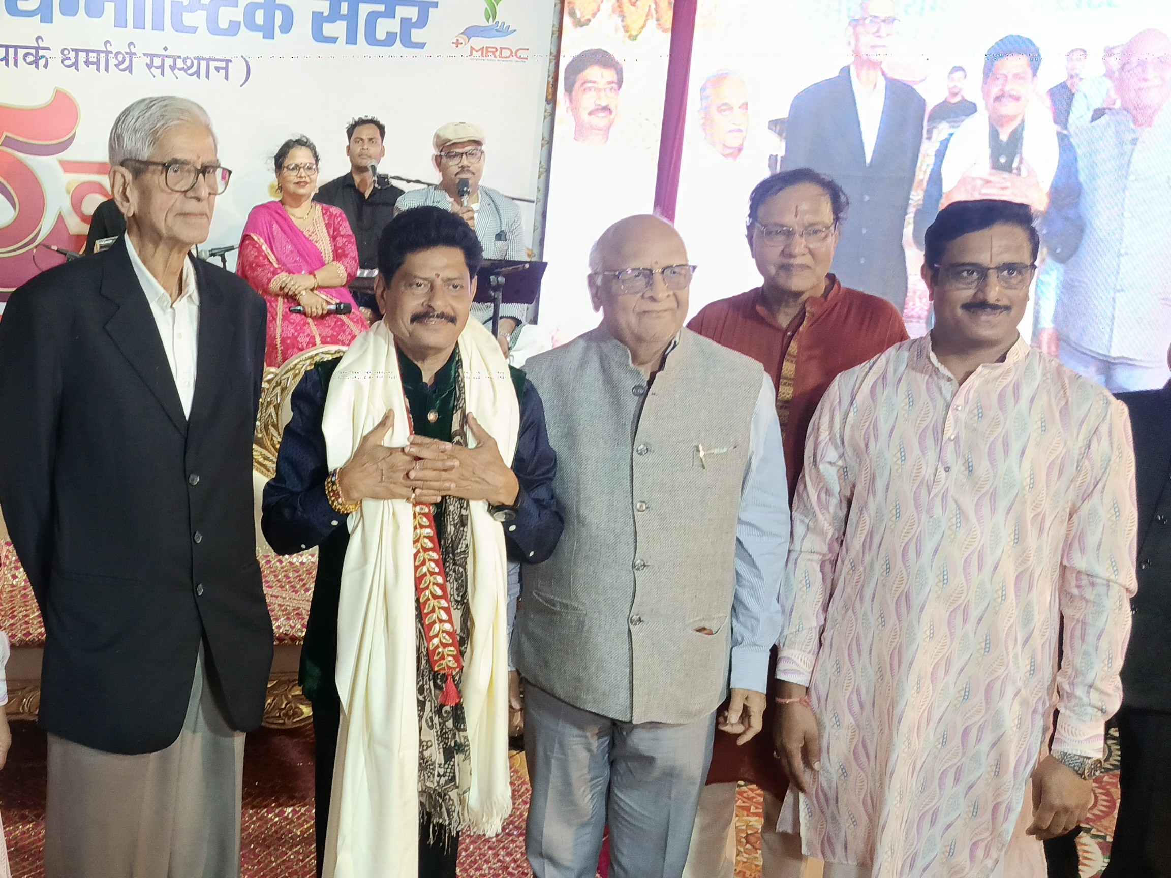 मुख्य अतिथि पद्मश्री डॉ. डी आर मेहता और विधायक गोपाल शर्मा ने संस्थान की सेवाओं की सराहना की।