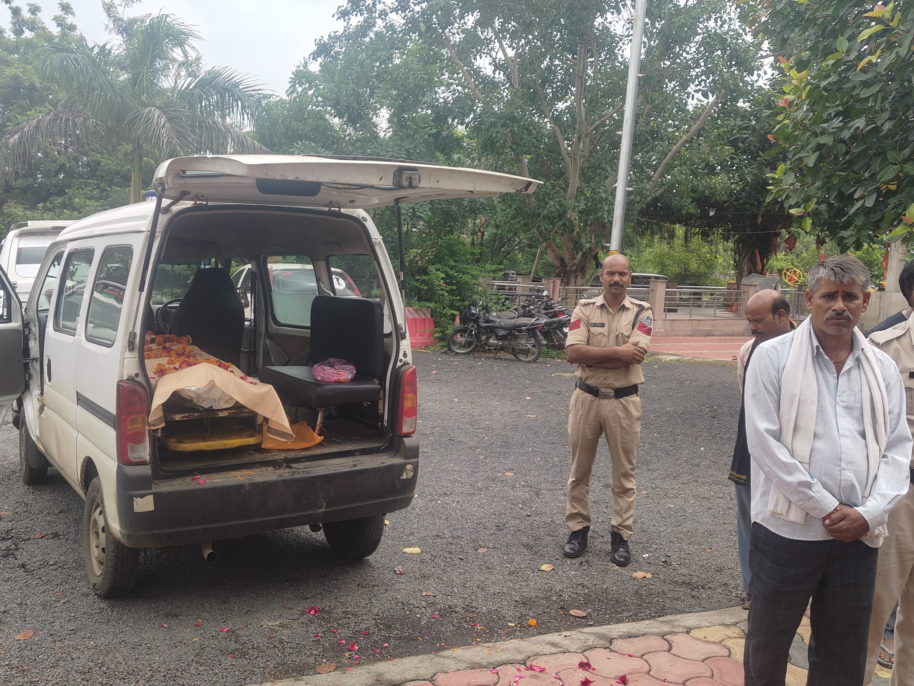 थाना कोतवाली में आरक्षक को सम्मानपूर्वक श्रद्धांजलि देकर विदाई दी गई।