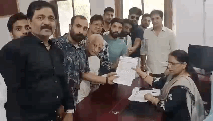 भीलवाड़ा एडीएम को ज्ञापन देते स्वर्णकार समाज के लोग