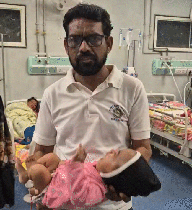 बच्चे को जिला अस्पताल में भर्ती कराया गया है। उसे पीआईसीयू में रखा गया है।