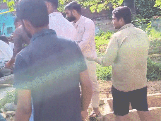 गौ सेवकों की टीम ने रस्सियों और उपकरणों की मदद से रेस्क्यू किया।