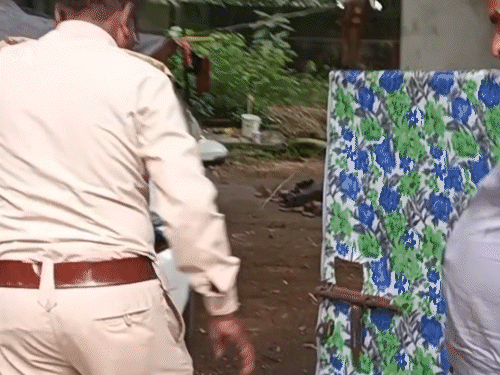 शिकायत के बाद पुलिस मौके पर पहुंची।