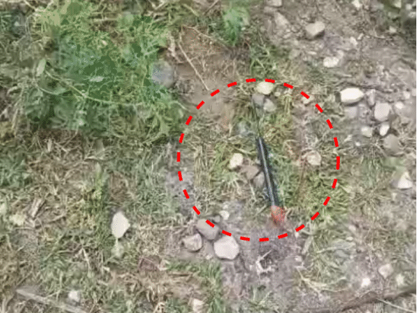 हत्या के बाद मौके पर पड़ा चाकू और खून से सना तौलिया।