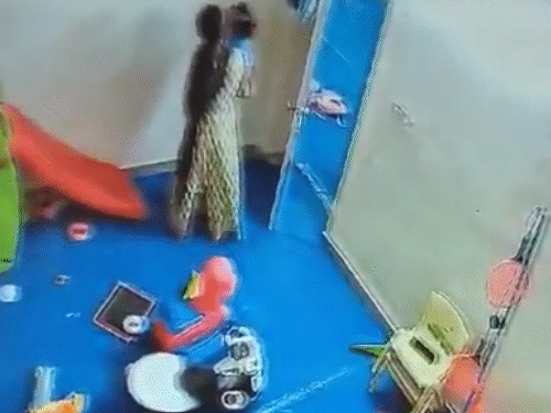 डे केअर असिस्टंट मुलीच्या छातीवर ठोसा मारत आहे.
