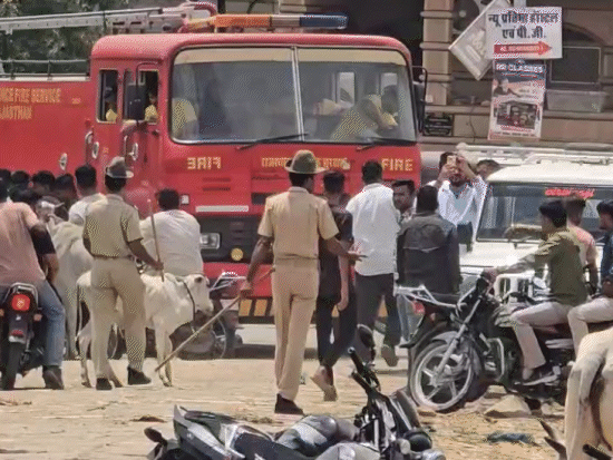तस्वीर, टंकी के नीचे खड़ी रेस्क्यू टीम की है। पुलिस प्रशासन यहां मौजूद है और समझाइश जारी है।