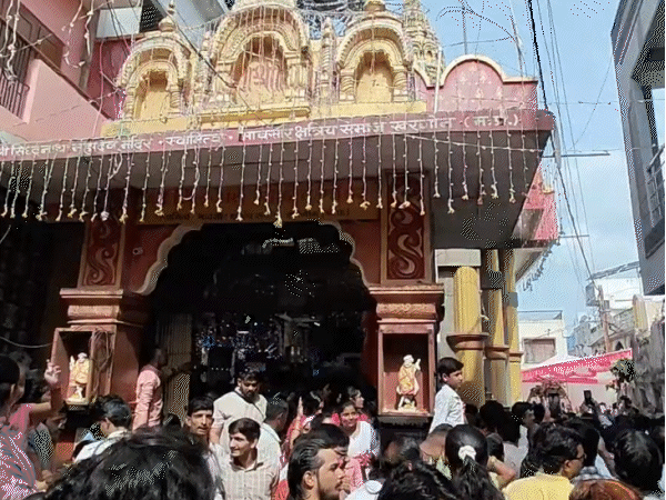 सुबह मंदिर में विशेष पूजा और महाआरती के बाद भगवान पालकी में विराजित किया गया।
