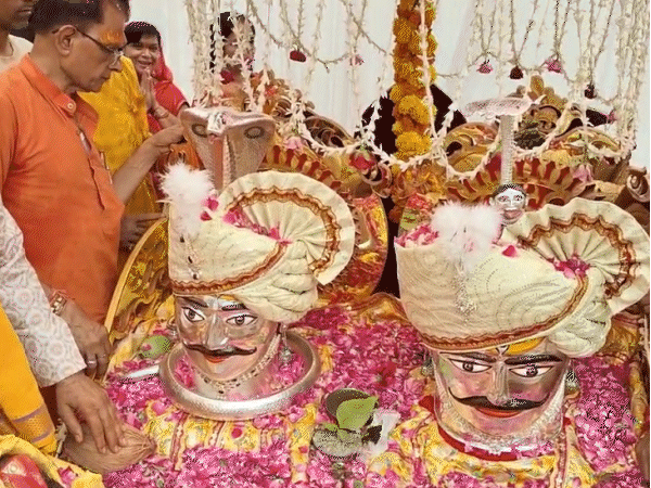 सोमवार को भगवान सिद्धनाथ महादेव और महाबलेश्वर महादेव नगर भ्रमण पर निकले।