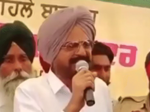 मूसेवाला के पिता बलकौर सिंह। - Dainik Bhaskar