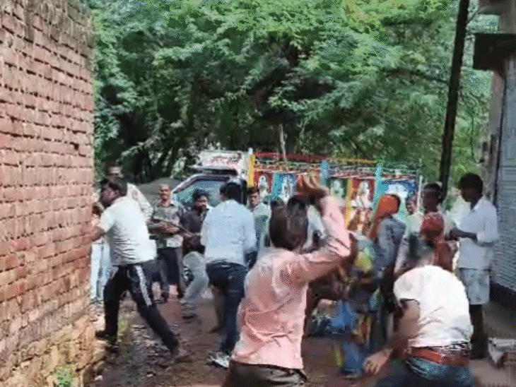पत्थर और डंडों से एक-दूसरे पर हमला करते दोनों गुट।