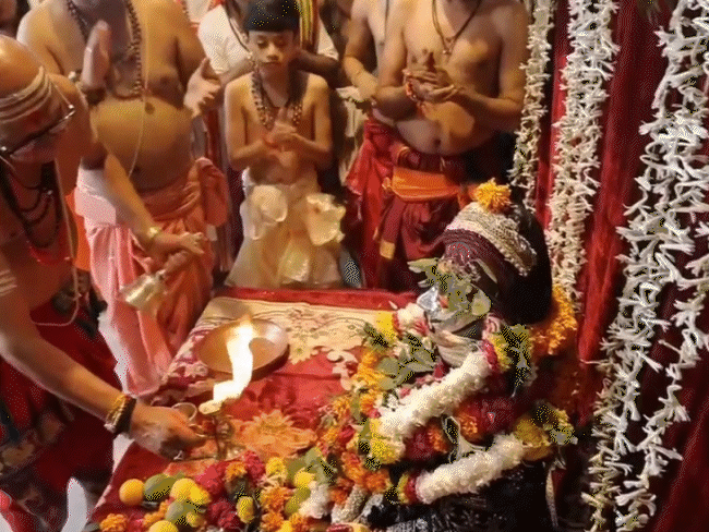 महाकाल मंदिर में भगवान चंद्रमौलेश्वर का पूजन करते पुजारी।