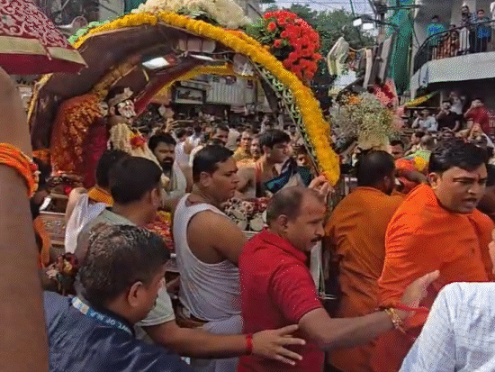 महाकाल के दर्शन के लिए उमड़े श्रद्धालु।