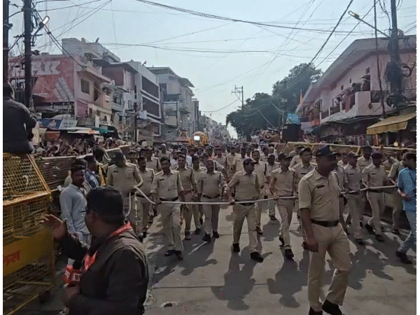 महाकाल की पालकी के आगे चलते हुए पुलिसकर्मी।