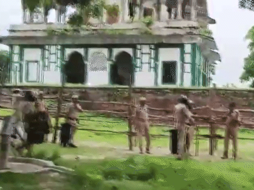 फतेहपुर के आबूनगर इलाके में इदगाह परिसर में नवाब अब्दुल समद का मकबरा है। यह 200 साल पुराना बताया जा रहा है। इसे हिंदू संगठन ठाकुरजी का मंदिर होने का दावा कर रहे हैं।