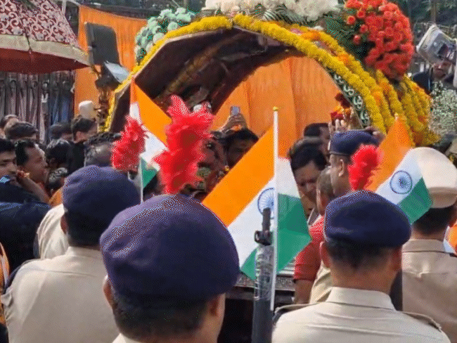 भगवान महाकाल को तिरंगे के साथ सलामी दी गई। - Dainik Bhaskar