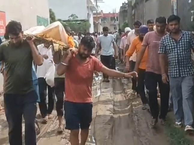 ग्रामीणों को कीचड़ से होकर शव यात्रा निकालनी पड़ी। - Dainik Bhaskar