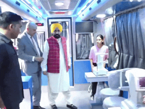 पंजाब सीएम भगवंत मान कैंसर बसों का जायजा लेतेह ुए। - Dainik Bhaskar