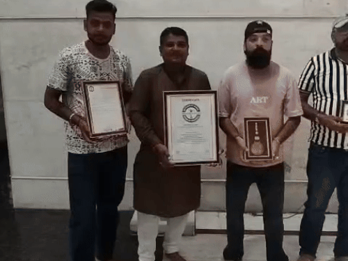 प्रधान रिंकू जुनेजा (कुर्ता पहने) अपने साथियों के साथ अवॉर्ड दिखाते हुए।
