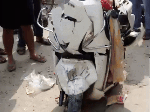 घटना में क्षतिग्रस्त हुई एक्टिवा।