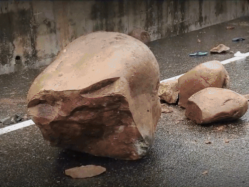 घटना में क्षतिग्रस्त हुई बस और रोड पर पड़ा पत्थर। - Dainik Bhaskar