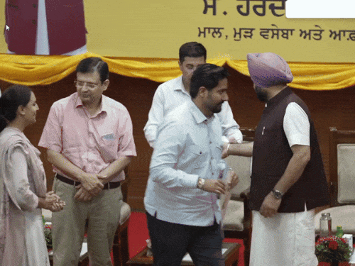 पंजाब सरकार के मंत्री हरदीप मुंडिया नव नियुक्त पटवारियों को नियुक्ति पत्र देते हुए। - Dainik Bhaskar