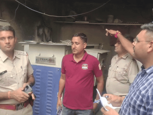 आग की सूचना मिलने पर उद्योग नगर पुलिस मौके पर पहुंची और जानकारी ली।