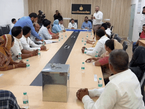 गुरुग्राम के मानेसर में फाइनेंस कमेटी के गठन को लेकर बैठक में मौजूद मेयर डॉ. इंद्रजीत और पार्षद - Dainik Bhaskar