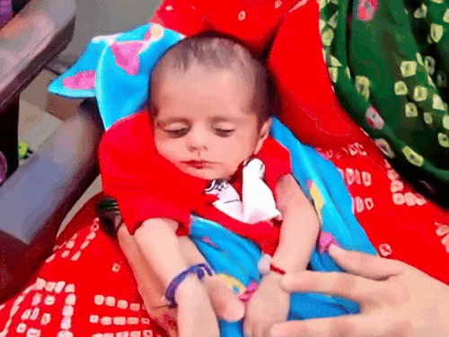 बच्ची को गोद में लिए बैठी उसकी मां और खुशी से झूमते उसके ताऊ। - Dainik Bhaskar