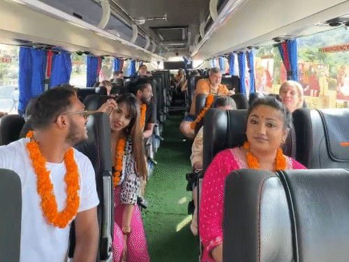 राजाओं के दरबार की तर्ज पर बने इस रेस्टोरेंट में मेहमानों का पारंपरिक स्वागत पैर धोकर, टीका-माला पहनाकर और सिंहासन पर बिठाकर राजतिलक संस्कार के साथ किया गया।