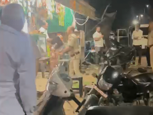 ASI जब दुकानदार पर डंडे बरसा रहा था तो दुकान के बाहर अन्य पुलिसकर्मी खड़े थे।