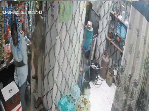 पुलिस की मार से बचने के लिए दुकानदार अंदर की ओर भागा।