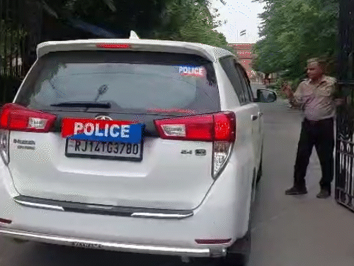 पुलिस की टीम सीएमओ की जांच करने पहुंची। लेकिन जांच के दौरान कुछ नहीं मिला।