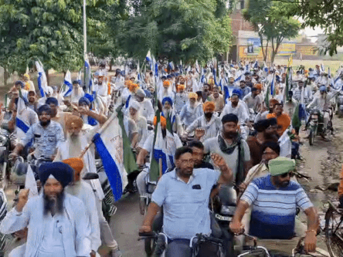 किसान नेता बाइक रैली निकालते हुए। - Dainik Bhaskar