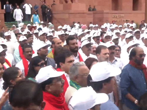 सुबह 11.30 बजे करीब 300 सांसद संसद के मकर द्वार पर इकट्ठा हुए। राष्ट्रगान गाकर विरोध मार्च की शुरुआत की।
