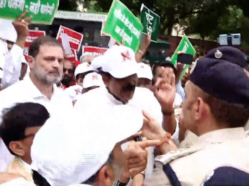 मार्च को परिवहन भवन के पास सभी सांसदों को रोक दिया गया। राहुल-वेणुगोपाल की पुलिस से बहस हुई, अखिलेश बैरिकेडिंग फांदकर निकल गए।