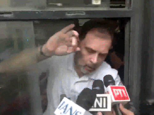 प्रियंका गांधी और राहुल गांधी को हिरासत में ले लिया गया। पुलिस इन्हें लेकर संसद मार्ग पुलिस स्टेशन पहुंची। - Dainik Bhaskar