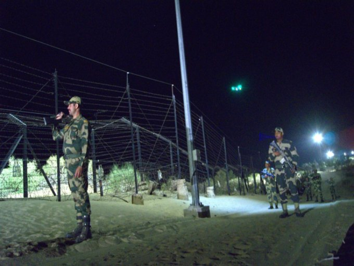 सरहद पर रात को निगरानी रखते जवान व अधिकारी।