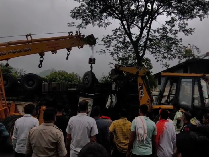 नादौन-अंब राष्ट्रीय राजमार्ग पर हादसे के बाद लोगों की भीड़ लगी।