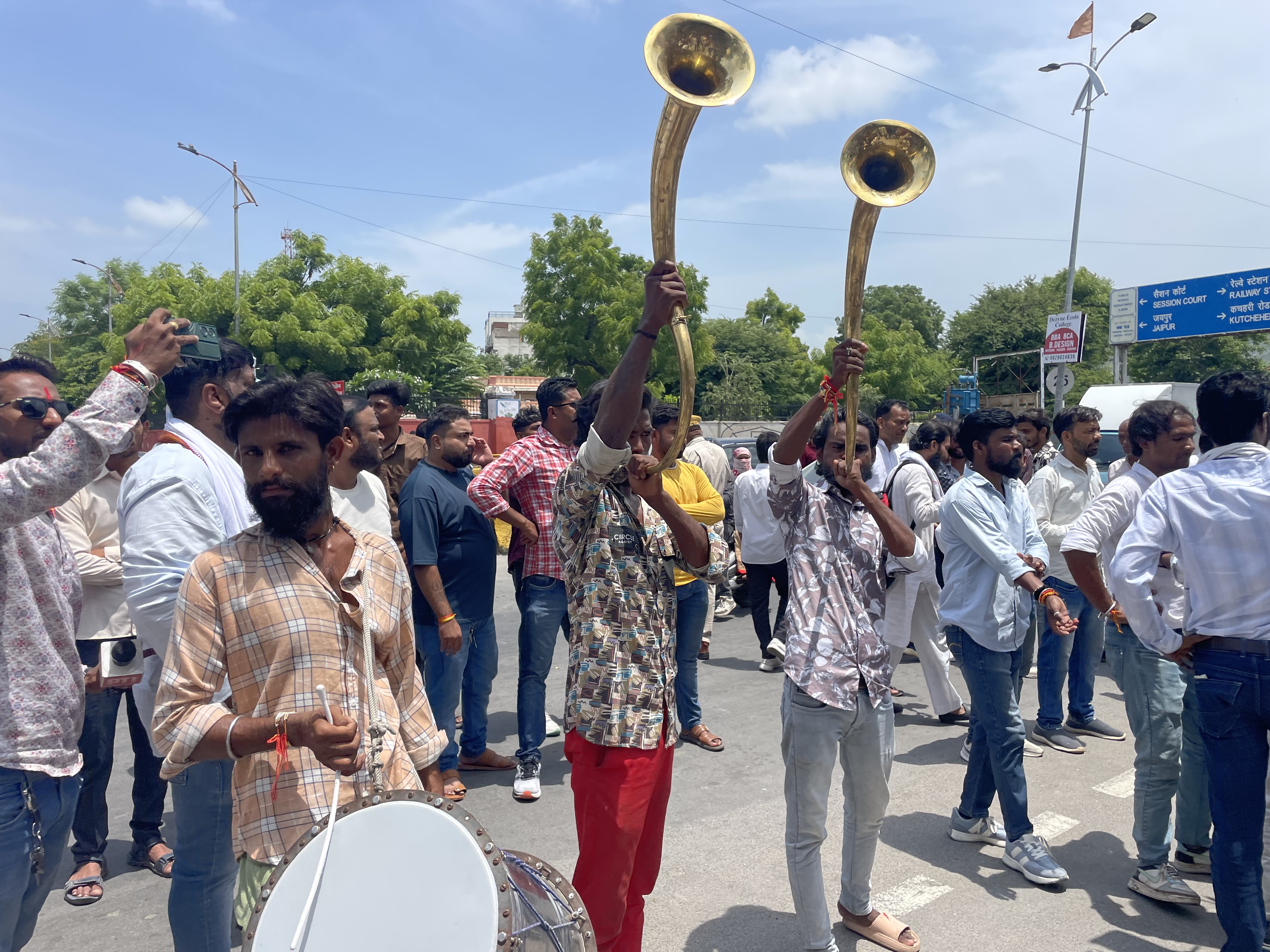 कार्यकर्ता ढोल बाजे के साथ रैली निकालते हुए कलेक्ट्रेट पर पहुंचे और घेराव किया।