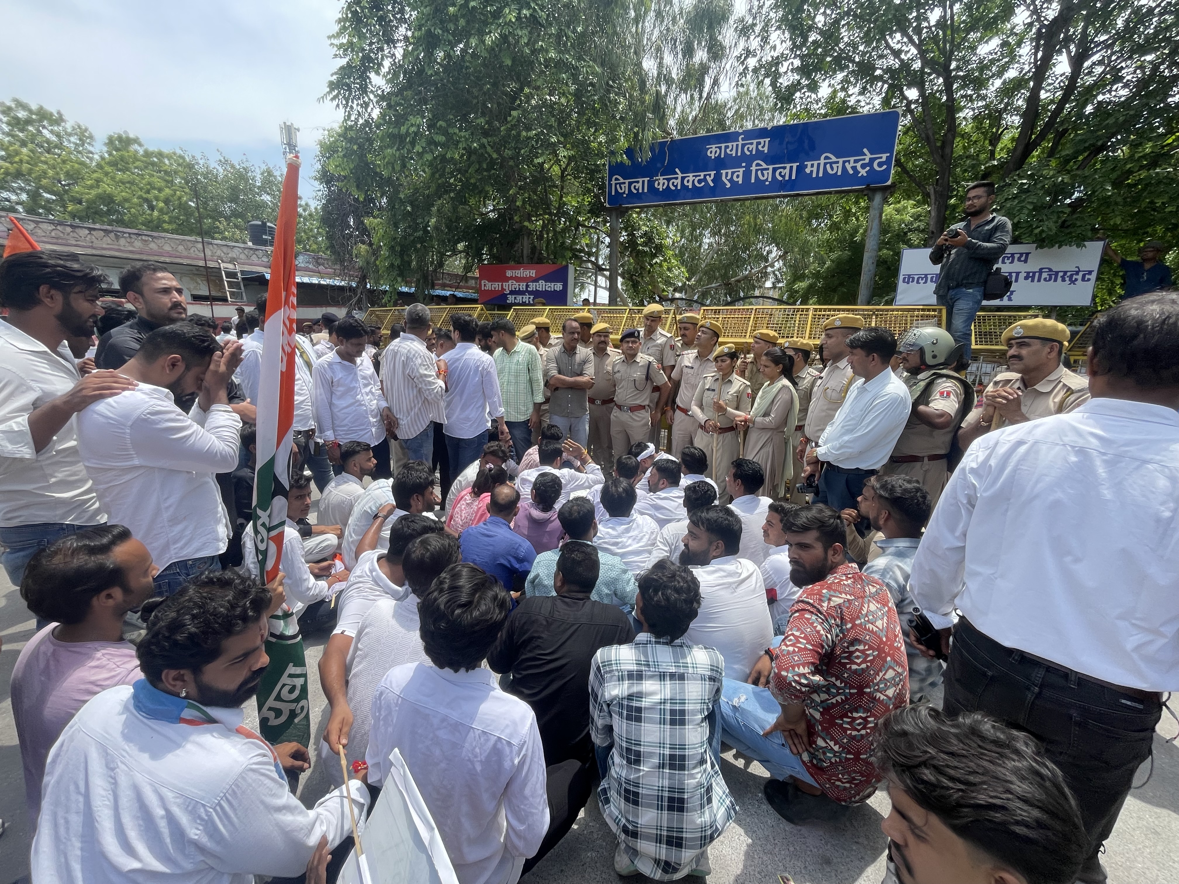बैरिकेड्स पर चढ़कर कार्यकर्ताओं ने विरोध किया और कलेक्ट्रेट के बाहर एक तरफ रास्ते को जाम किया।
