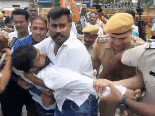 पुलिस ने सभी को हिरासत में ले लिया।