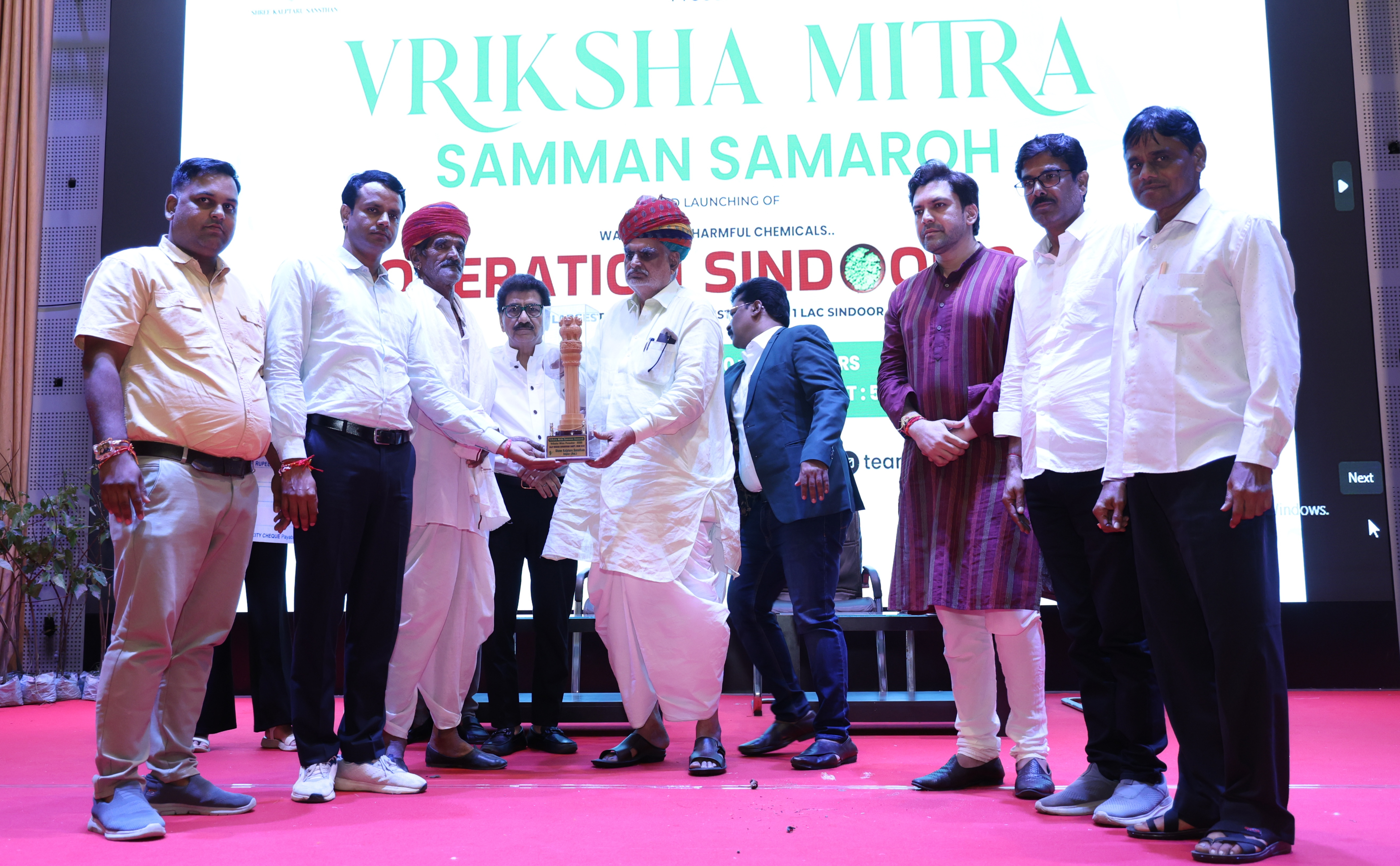 राजस्थान से बाहर आए कार्यकर्ताओं को प्राकृतिक सिंदूर से तिलक और हल्दीघाटी की मिट्टी के साथ प्रमाणपत्र भेंट किए गए।