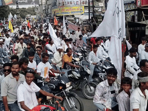 बड़ी संख्या में लोग वाहनों के साथ भी शामिल हुए