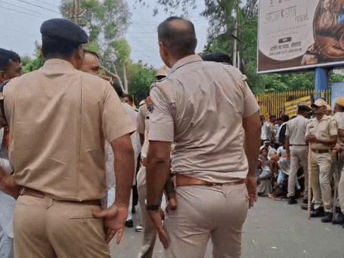 कलेक्ट्रेट के बाहर बड़ी संख्या में पुलिस बल तैनात रहा