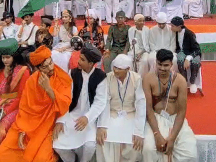 महापुरुषों, देश की आजादी के लिए अपना जीवन बलिदान करने वाले स्वतंत्रता सेनानियों की वेशभूषा में बैठे बच्चों पर पुष्पवर्षा हुई।