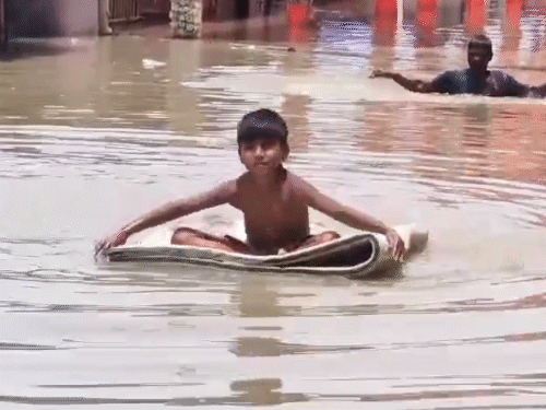 भागलपुर में गंगा का पानी सड़कों पर 6 से 7 फीट तक भरा है।