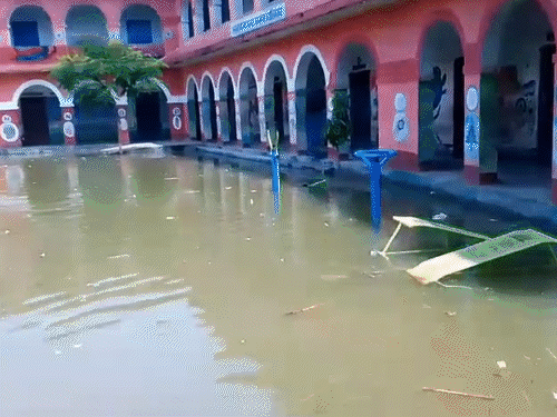 बेगूसराय में गंगा के पानी में डूबा एक स्कूल।